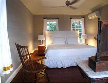Squires Estate Hotel โกเวอร์เนอร์สฮาร์เบอร์ ภายนอก รูปภาพ